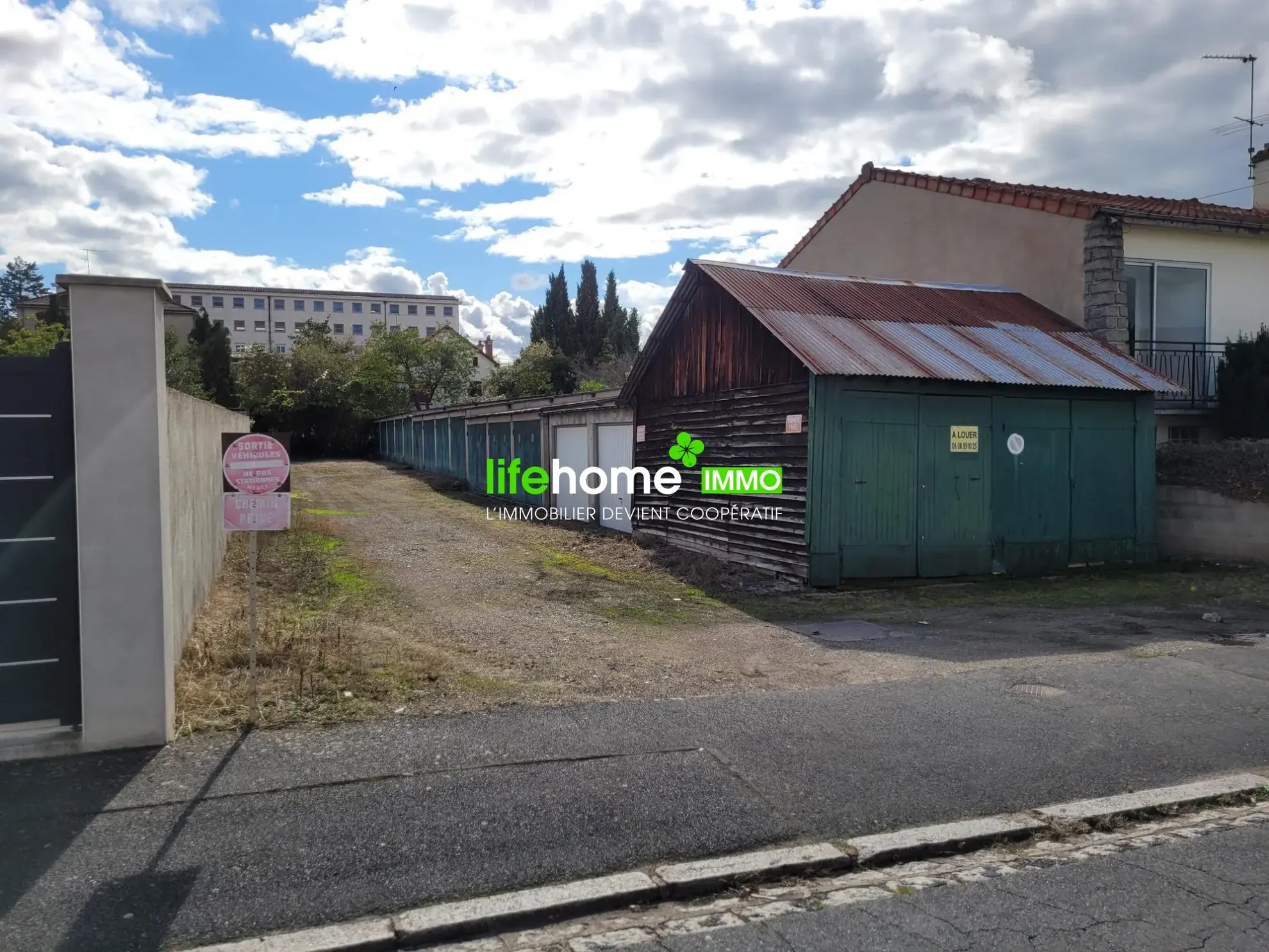Parking extérieur avec 16 garages fermés à Montluçon - 650 m² 