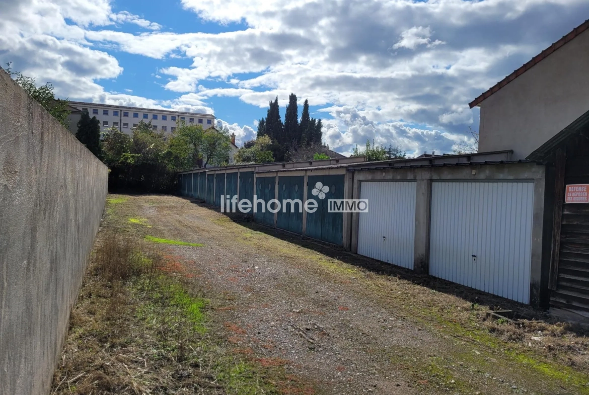 Parking extérieur avec 16 garages fermés à Montluçon - 650 m² 