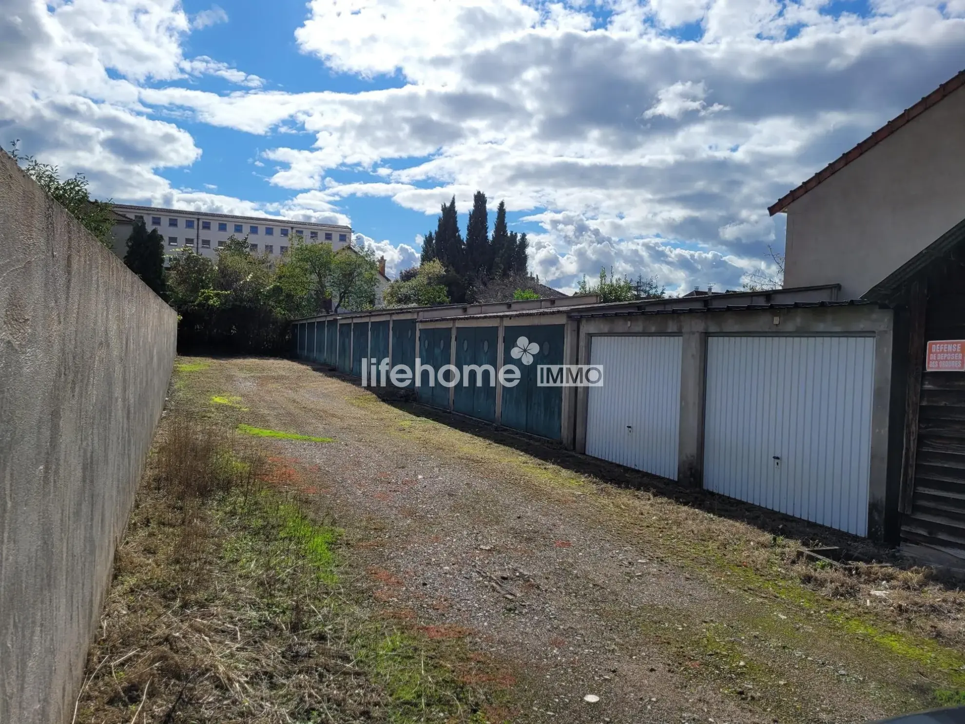 Parking extérieur avec 16 garages fermés à Montluçon - 650 m² 