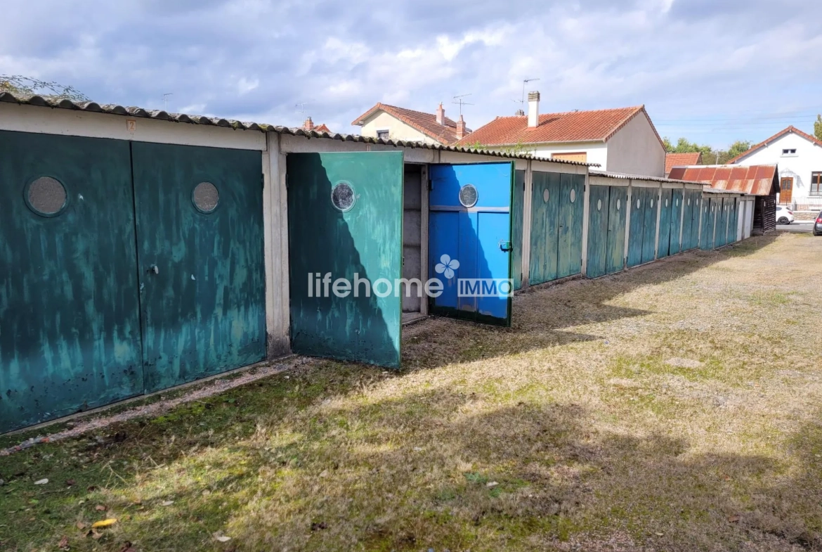 Parking extérieur avec 16 garages fermés à Montluçon - 650 m² 