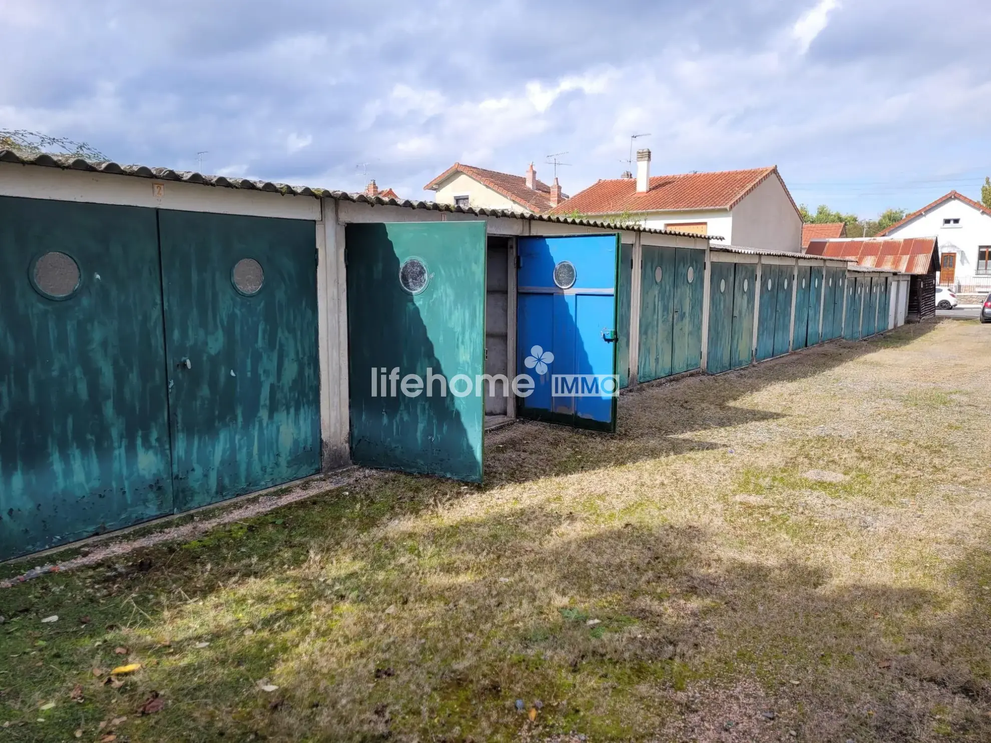 Parking extérieur avec 16 garages fermés à Montluçon - 650 m² 