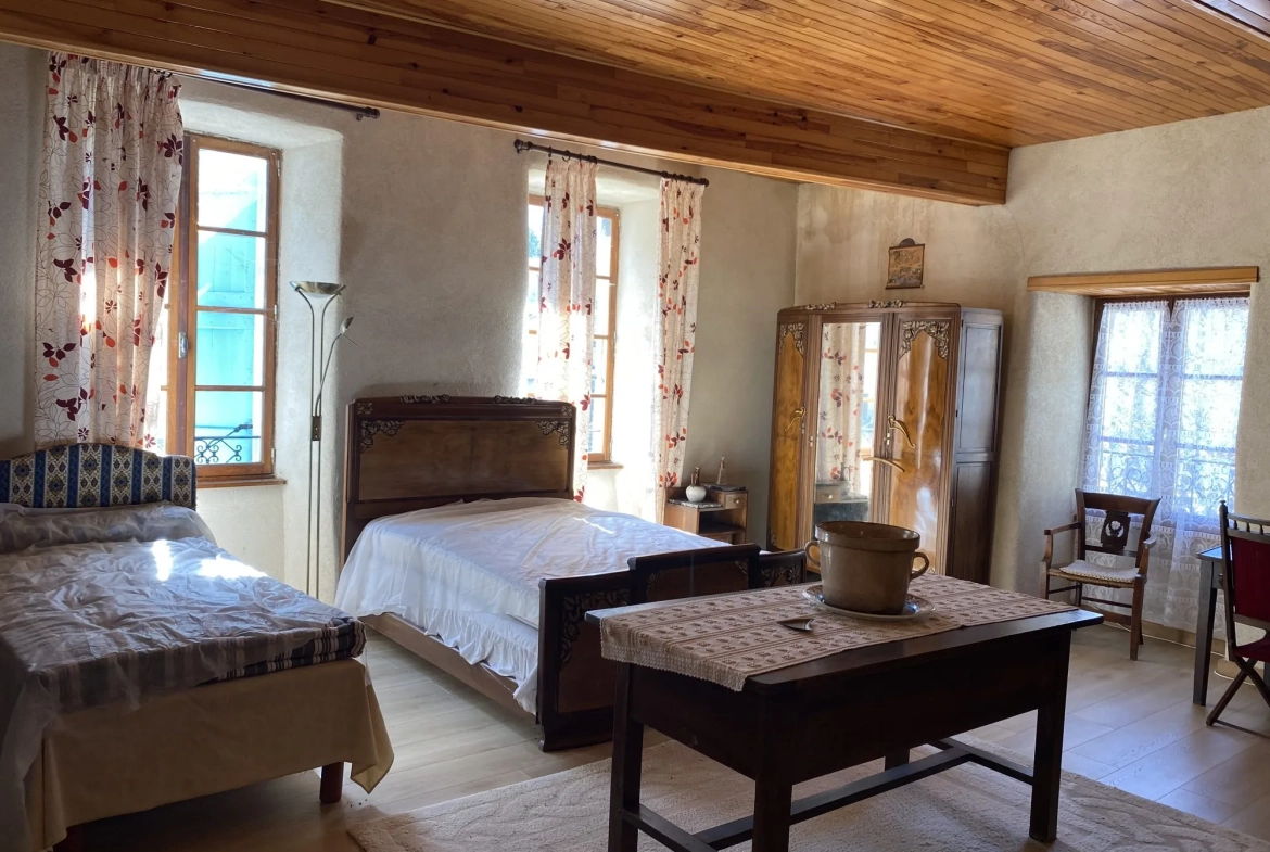 Maison à vendre à PONTAIX avec potentiel de rénovation en bord de rivière 