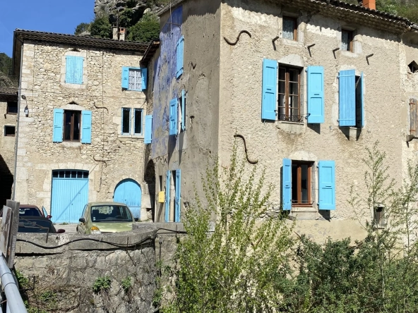 Maison à vendre à PONTAIX avec potentiel de rénovation en bord de rivière