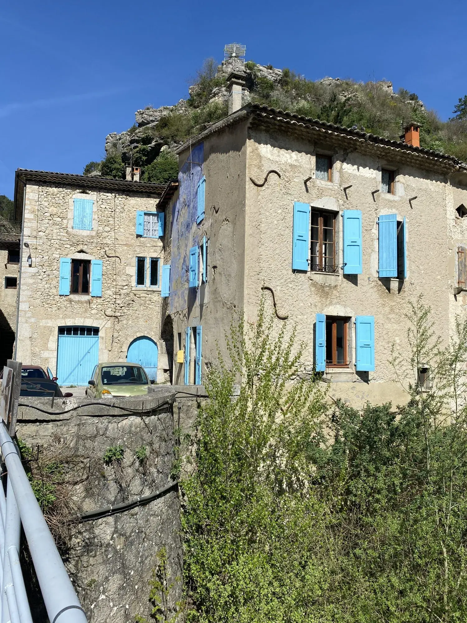 Maison à vendre à PONTAIX avec potentiel de rénovation en bord de rivière 