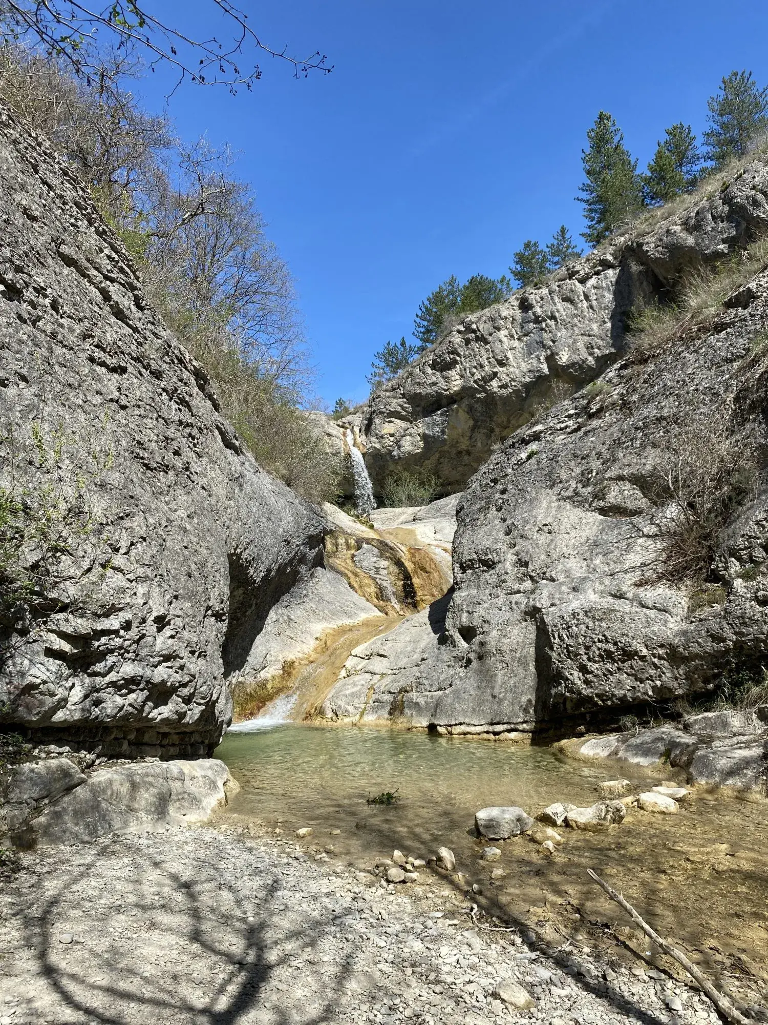 Maison à vendre à PONTAIX avec potentiel de rénovation en bord de rivière 