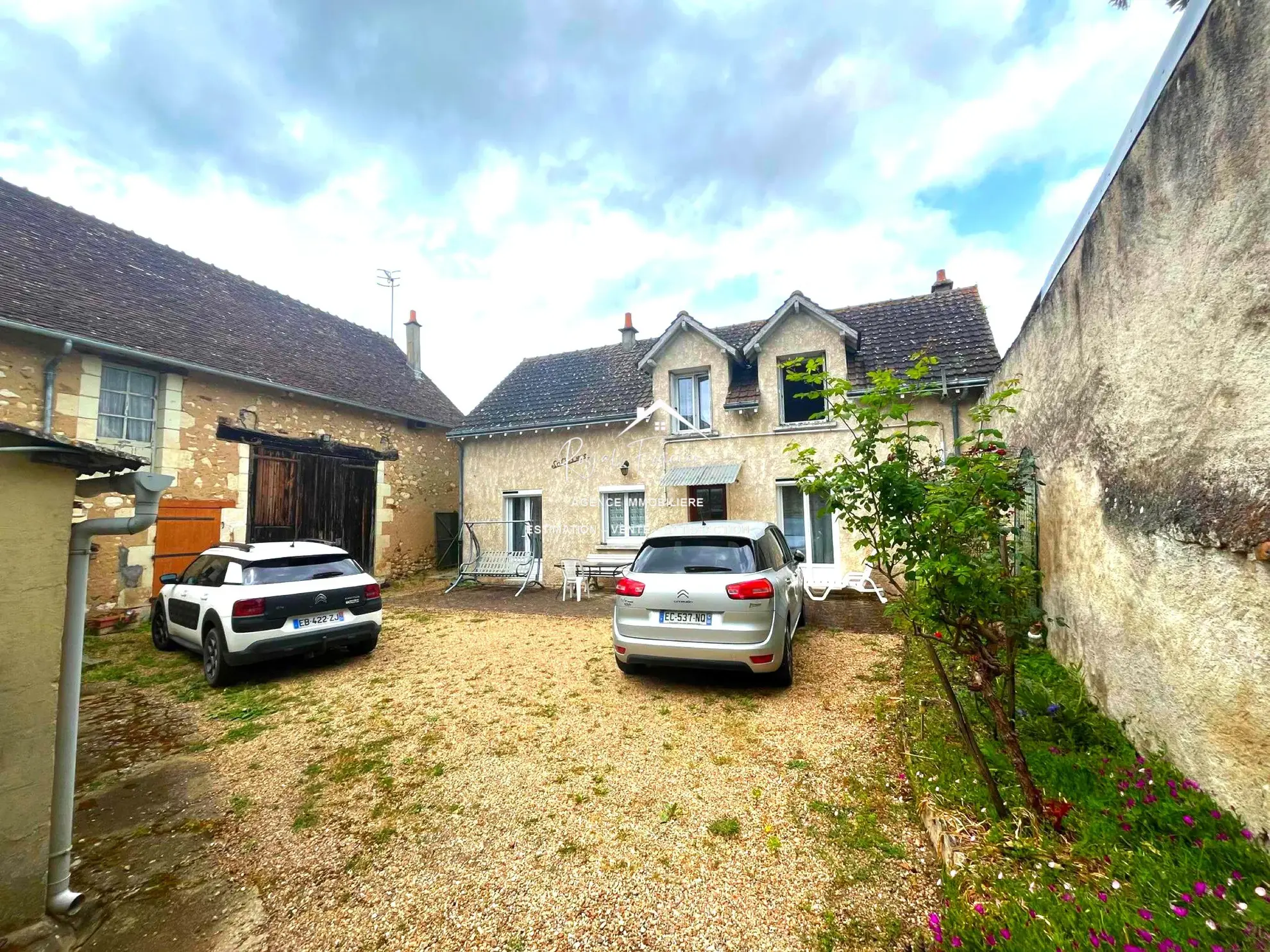 Opportunité à saisir !  Charmante maison de campagne de 114 m² avec jardin à La Guerche 37350 