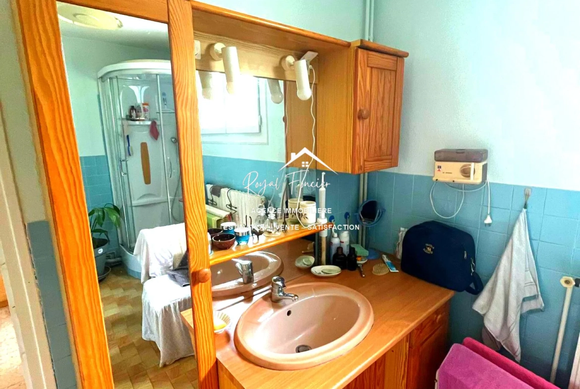 salle d'eau Charmante maison de campagne de 114 m² avec jardin à La Guerche 37350 