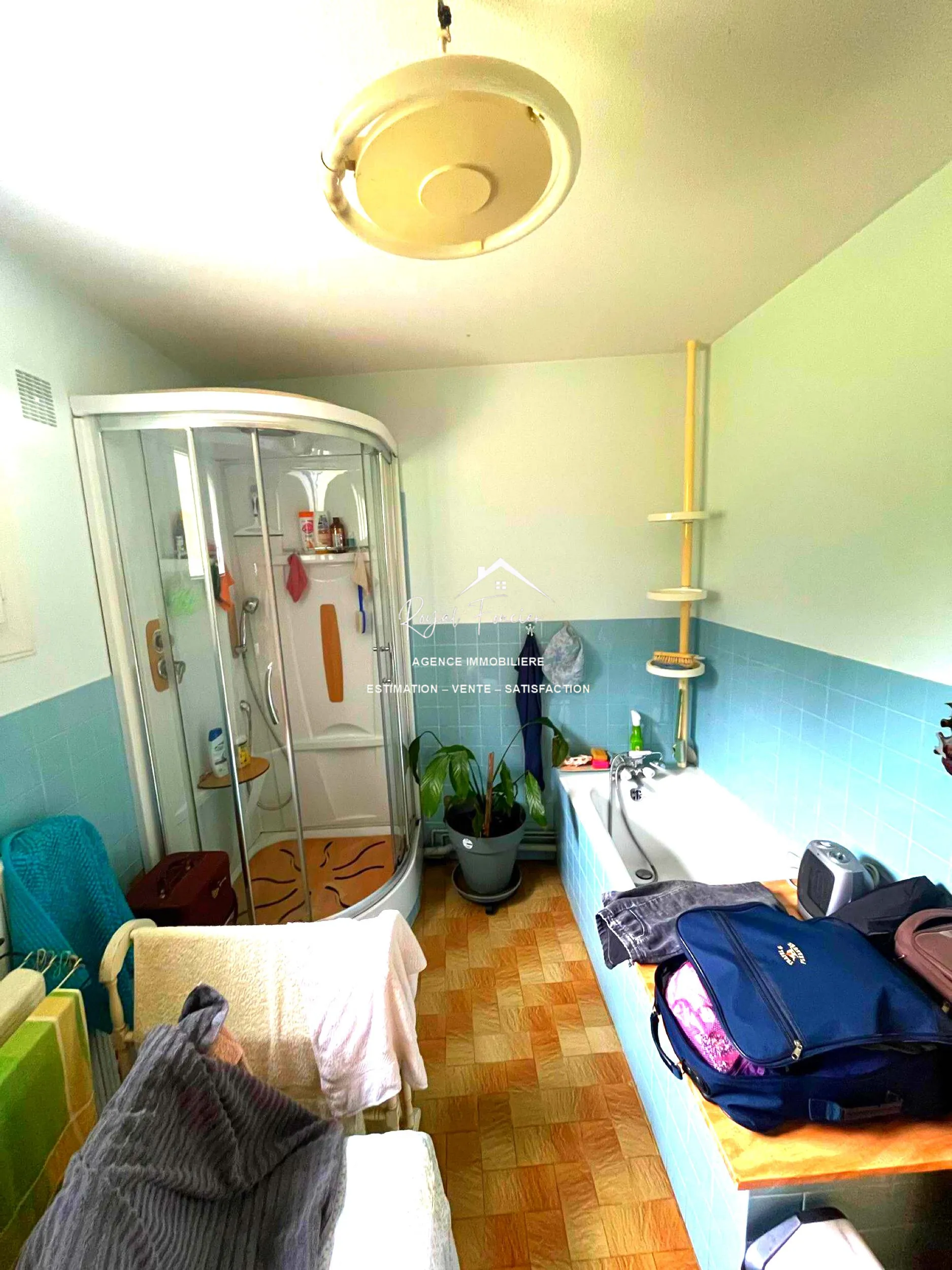 Salle d'eau Charmante maison de campagne de 114 m² avec jardin à La Guerche 37350 