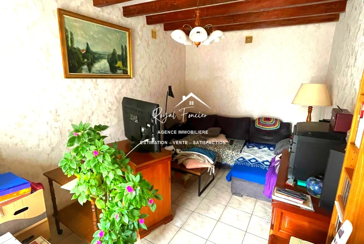 Salon ou Chambre Charmante maison de campagne de 114 m² avec jardin à La Guerche 37350 