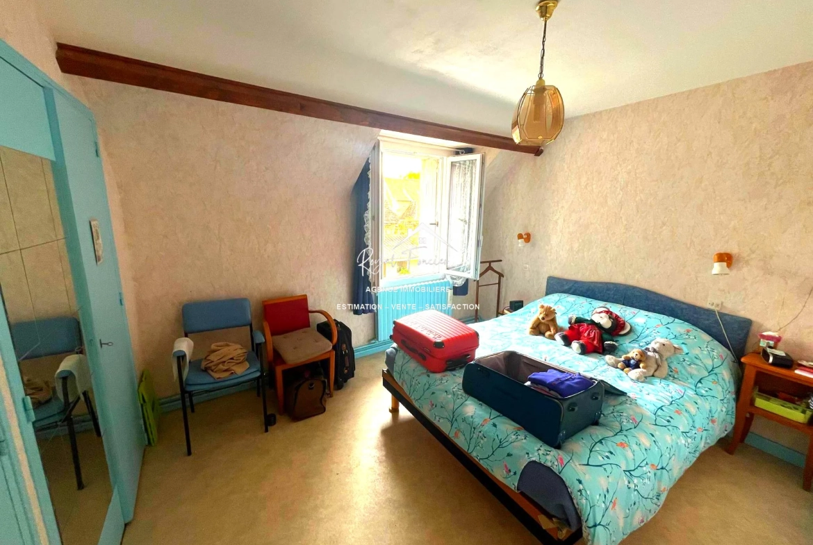Chambre avec placards Charmante maison de campagne de 114 m² avec jardin à La Guerche 37350 
