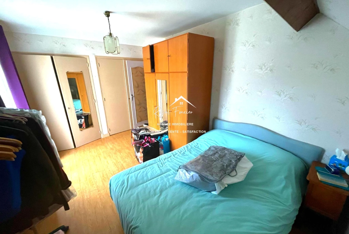 Chambre avec placards et balcon Charmante maison de campagne de 114 m² avec jardin à La Guerche 37350 