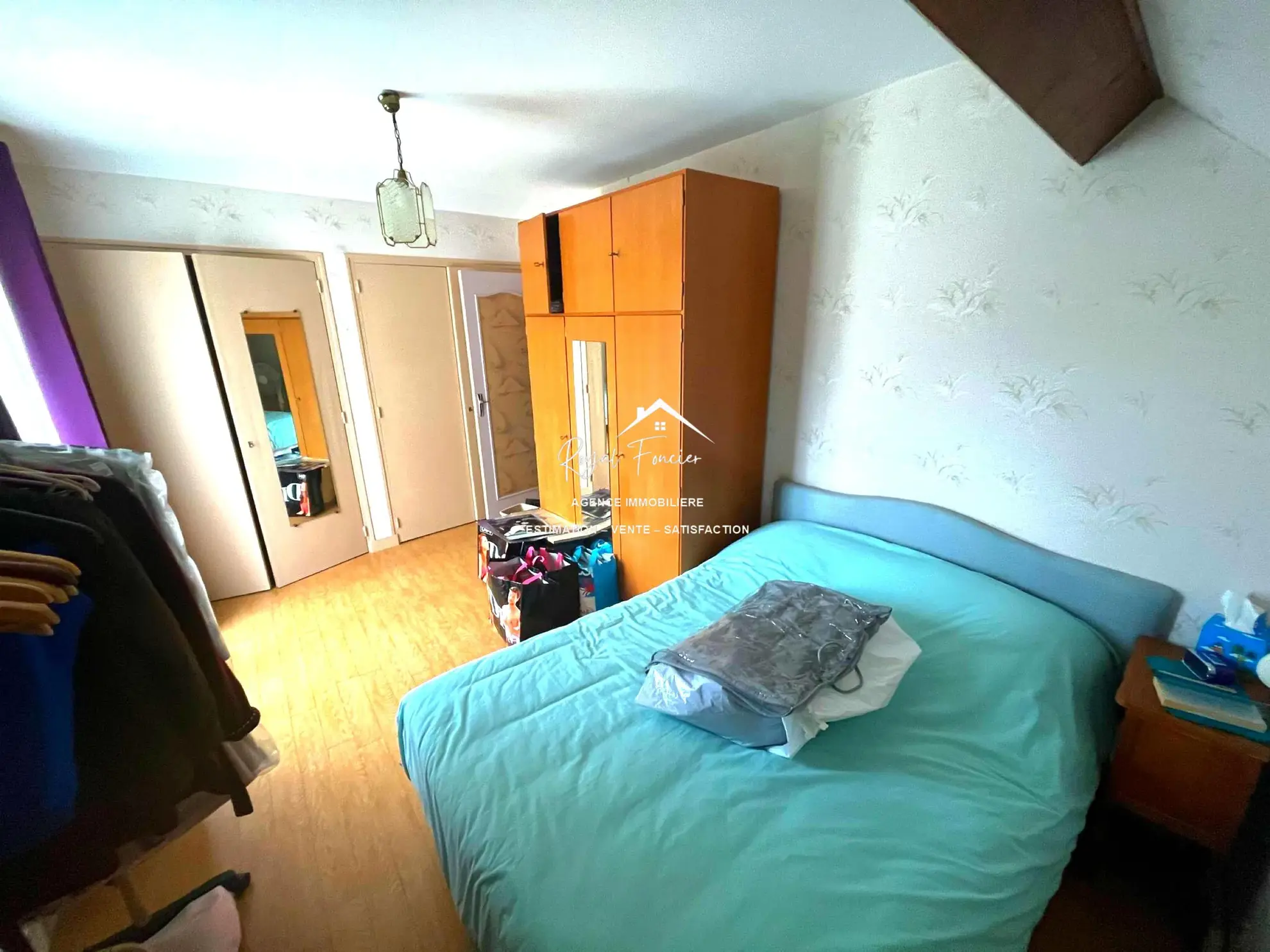 Chambre avec placards et balcon Charmante maison de campagne de 114 m² avec jardin à La Guerche 37350 