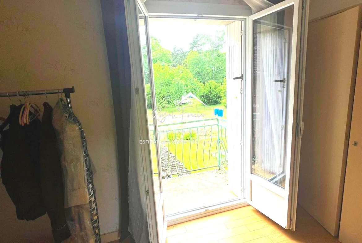Chambre avec placards et balcon Charmante maison de campagne de 114 m² avec jardin à La Guerche 37350 
