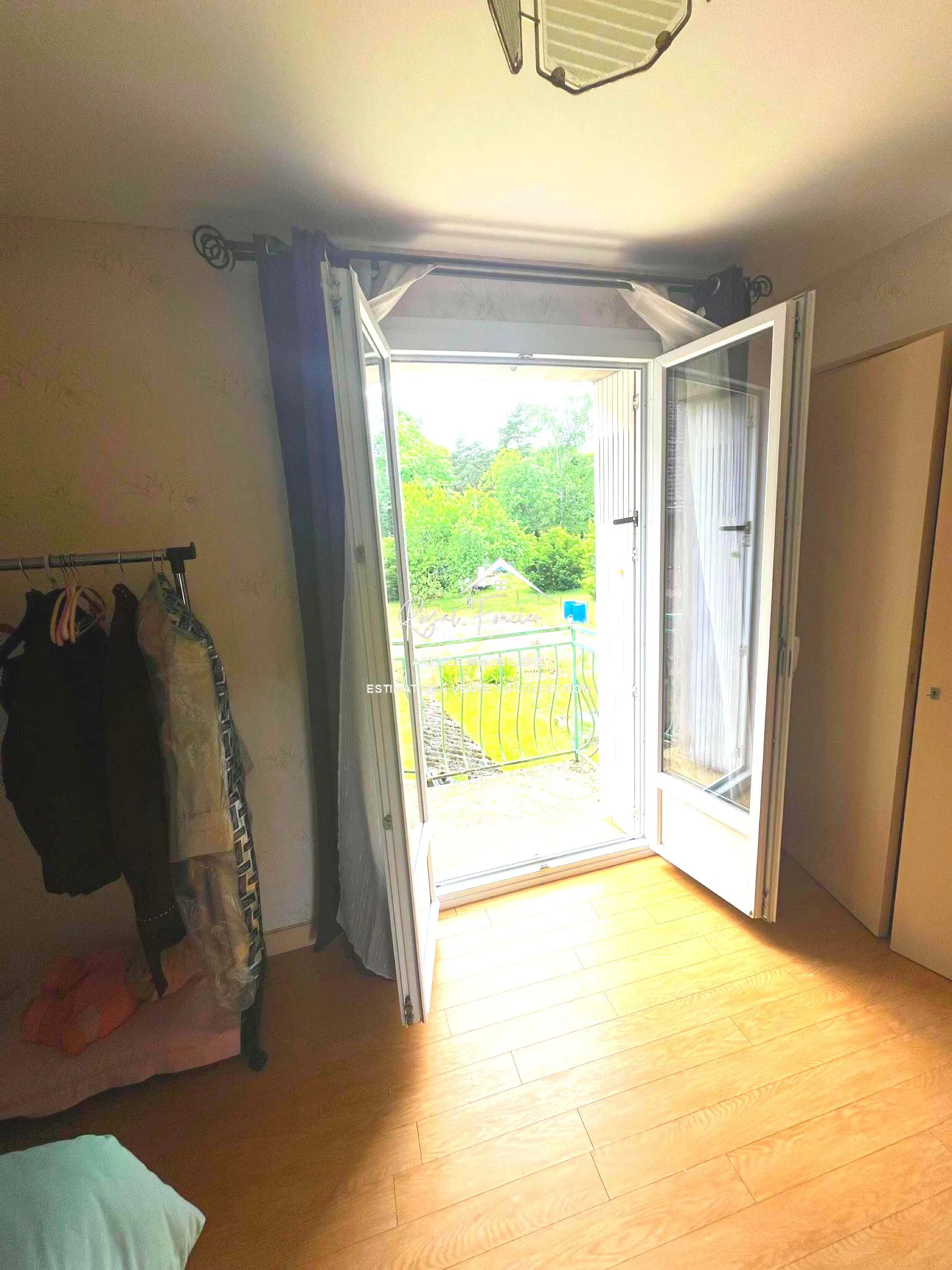 Chambre avec placards et balcon Charmante maison de campagne de 114 m² avec jardin à La Guerche 37350 