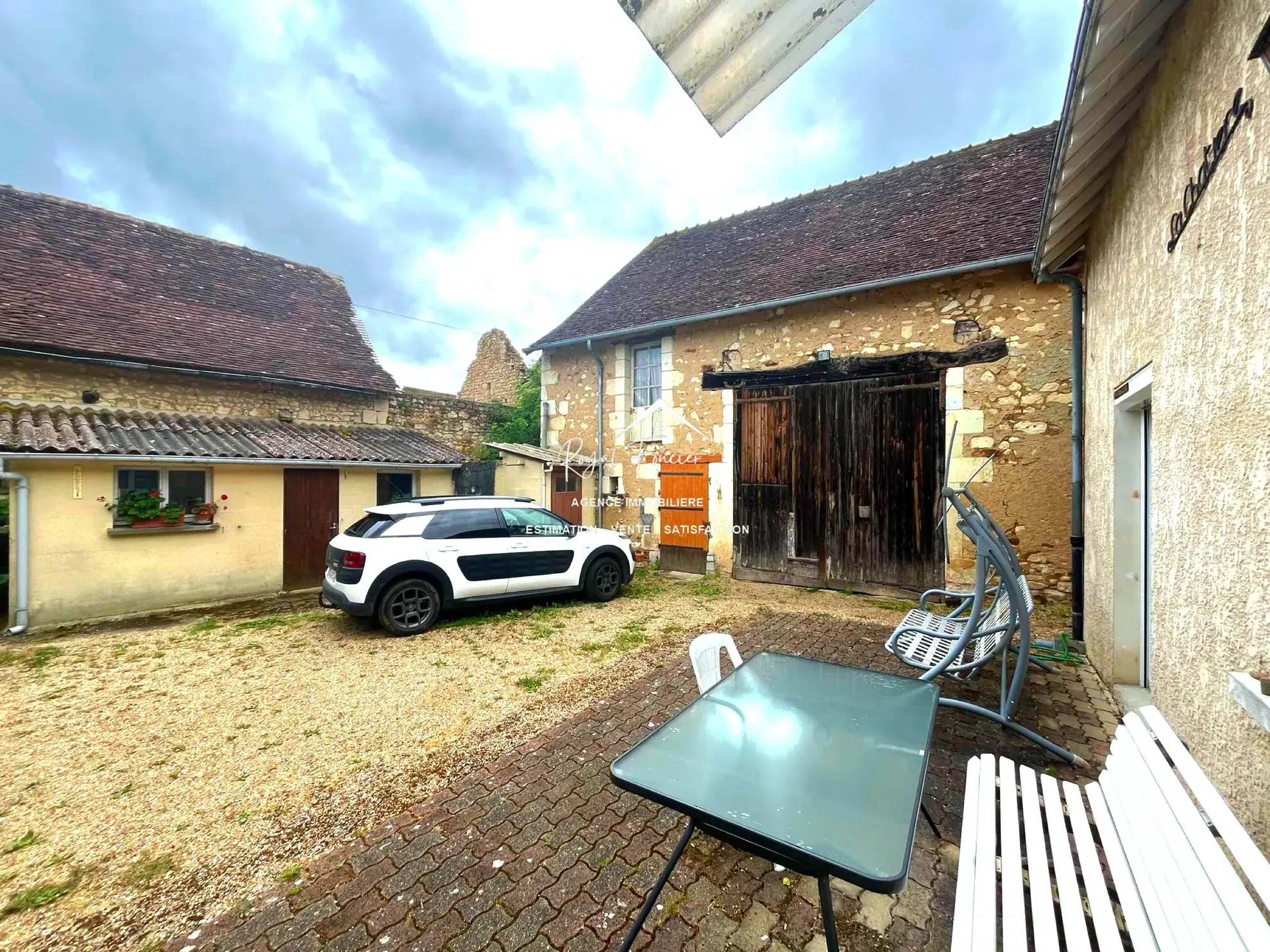 Charmante maison de campagne de 114 m² avec jardin à La Guerche 37350 