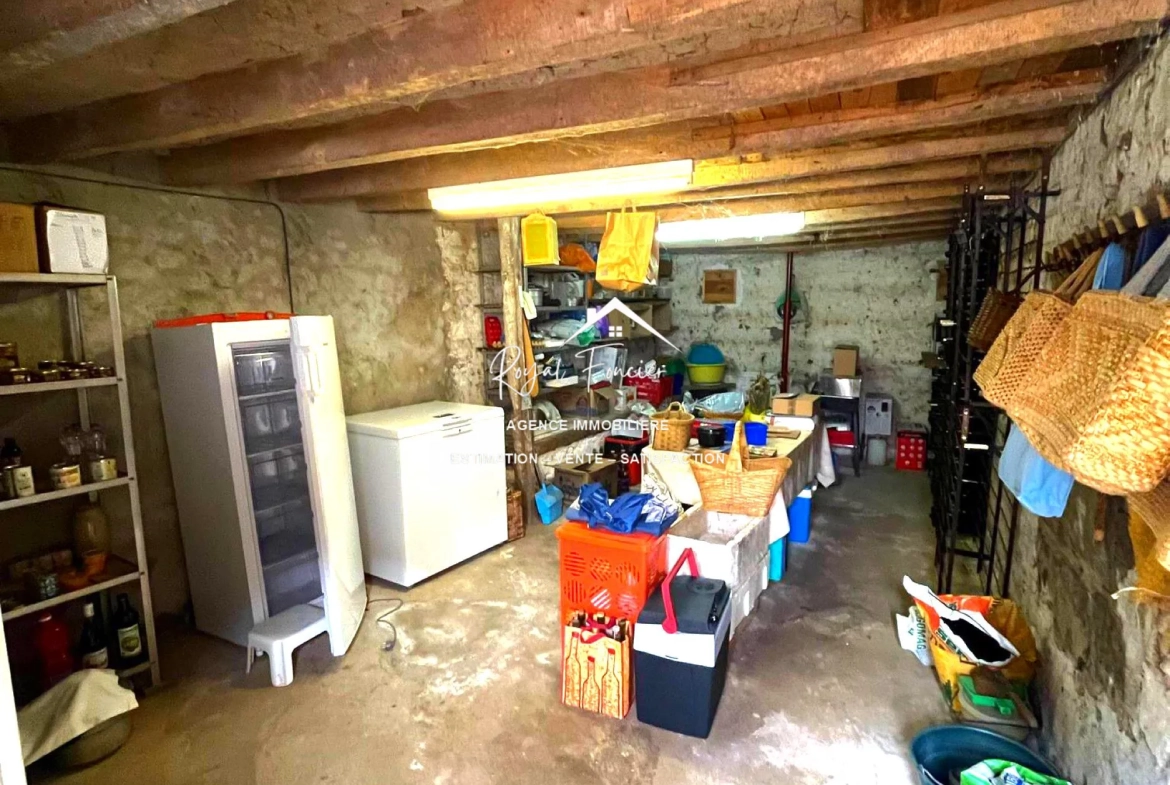 Cellier Charmante maison de campagne de 114 m² avec jardin à La Guerche 37350 