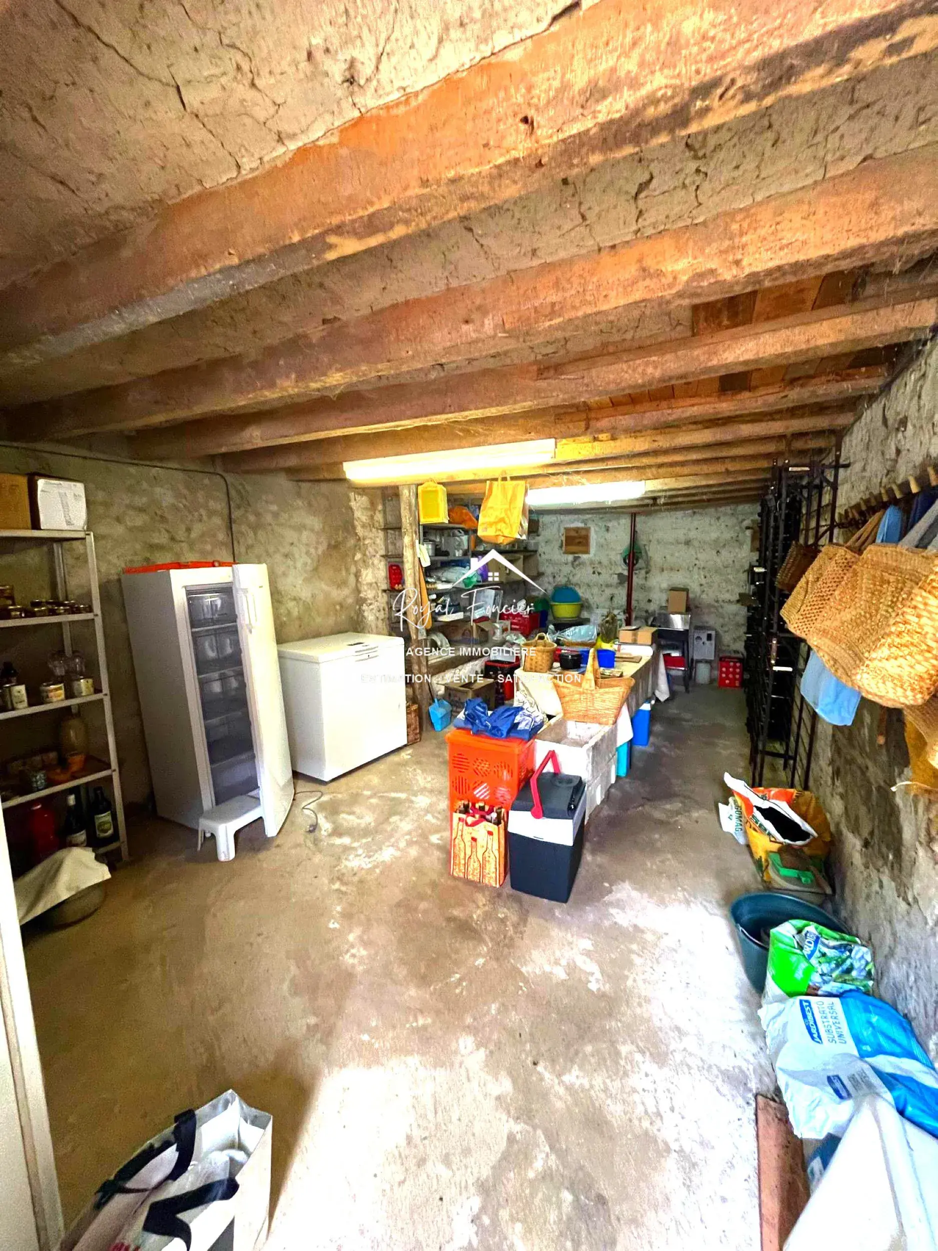 Cellier Charmante maison de campagne de 114 m² avec jardin à La Guerche 37350 