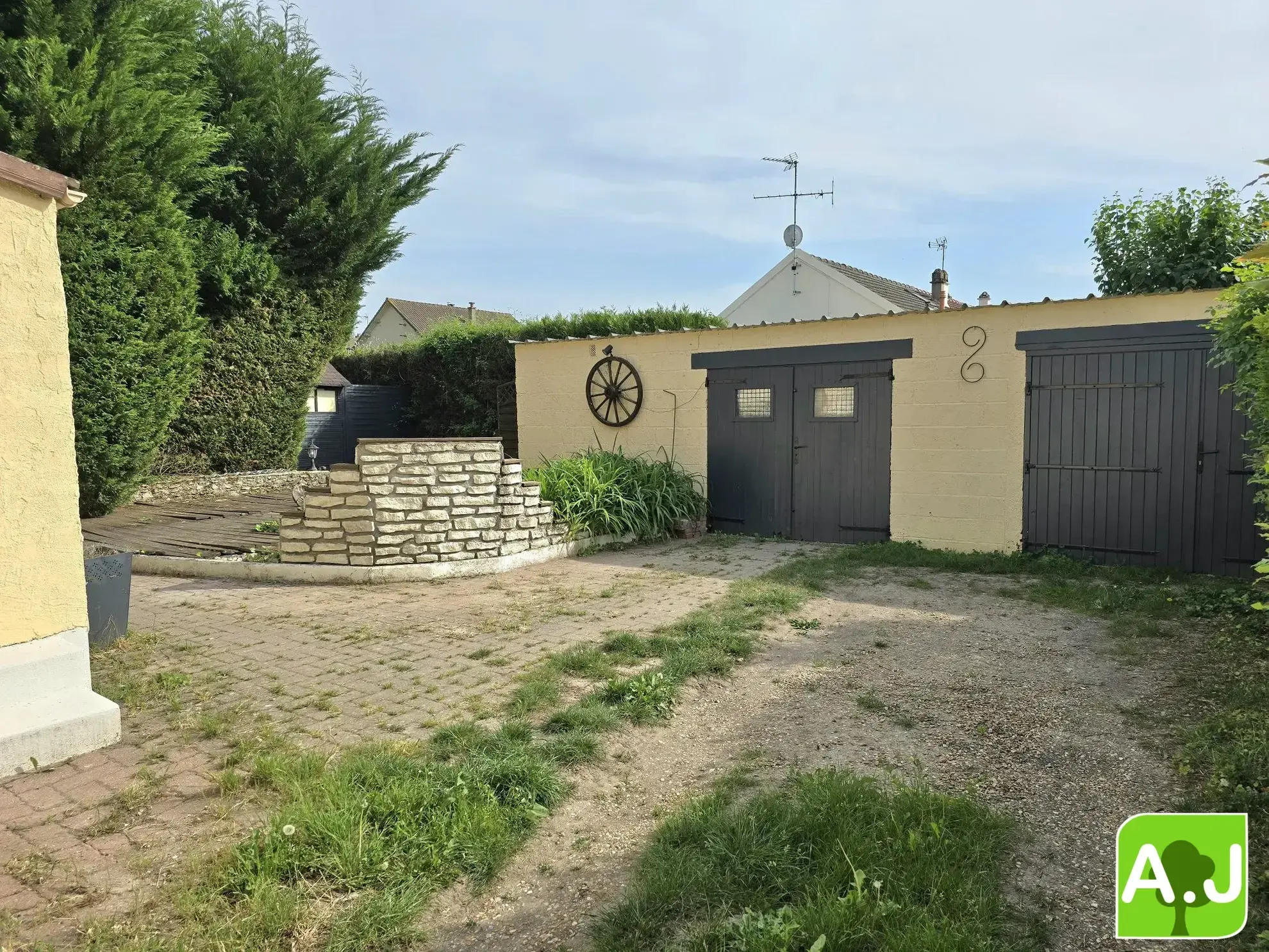 Maison de plain-pied avec dépendance à Bréval – idéalement située avec jardin clos 