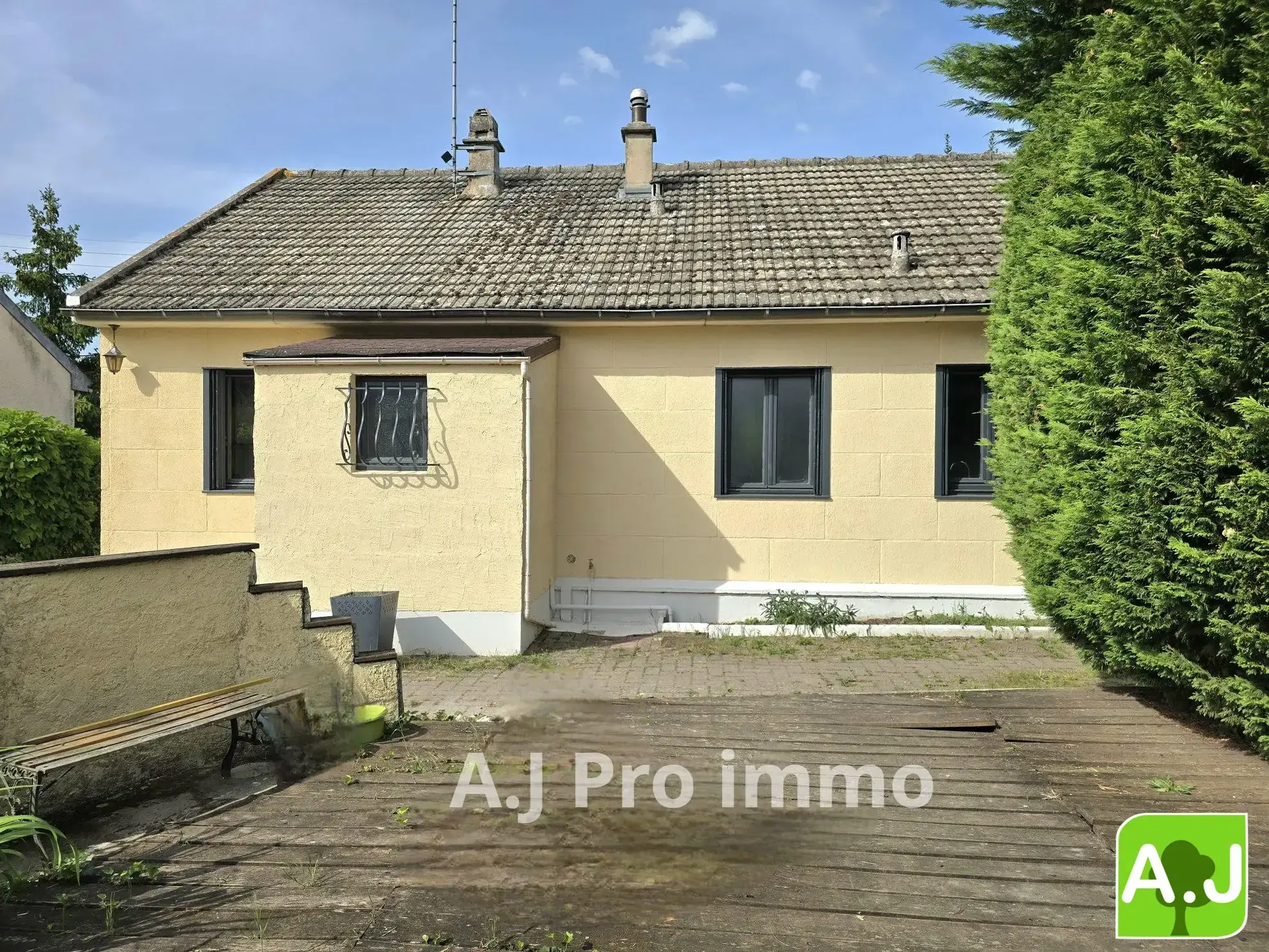 Maison de plain-pied avec dépendance à Bréval – idéalement située avec jardin clos 