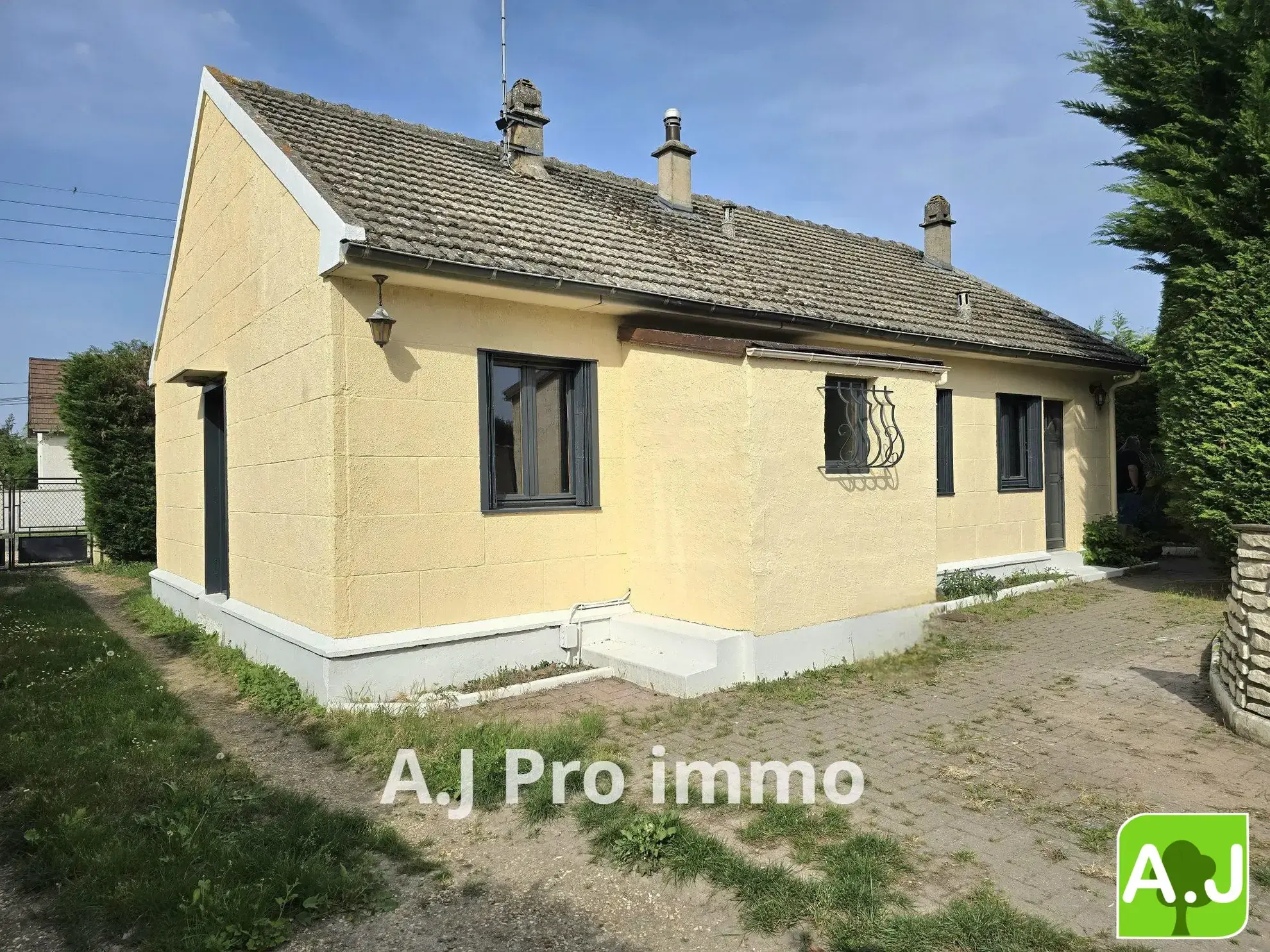 Maison de plain-pied avec dépendance à Bréval – idéalement située avec jardin clos 