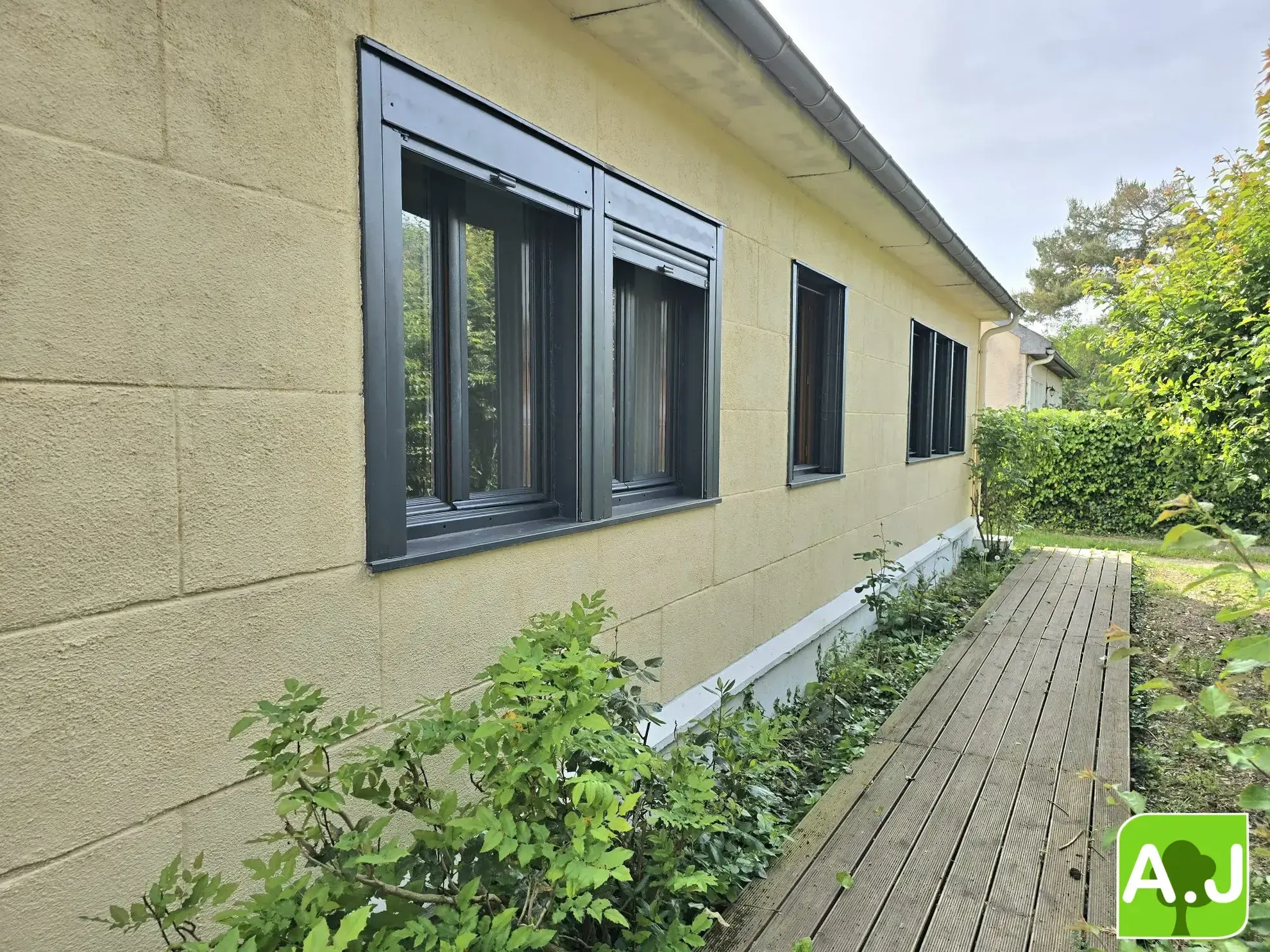 Maison de plain-pied avec dépendance à Bréval – idéalement située avec jardin clos 