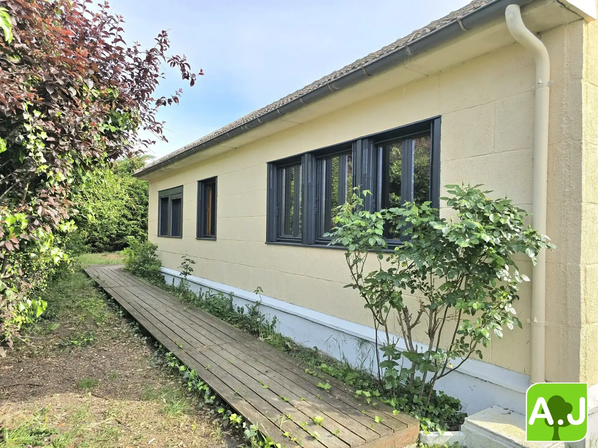 Maison de plain-pied avec dépendance à Bréval – idéalement située avec jardin clos 