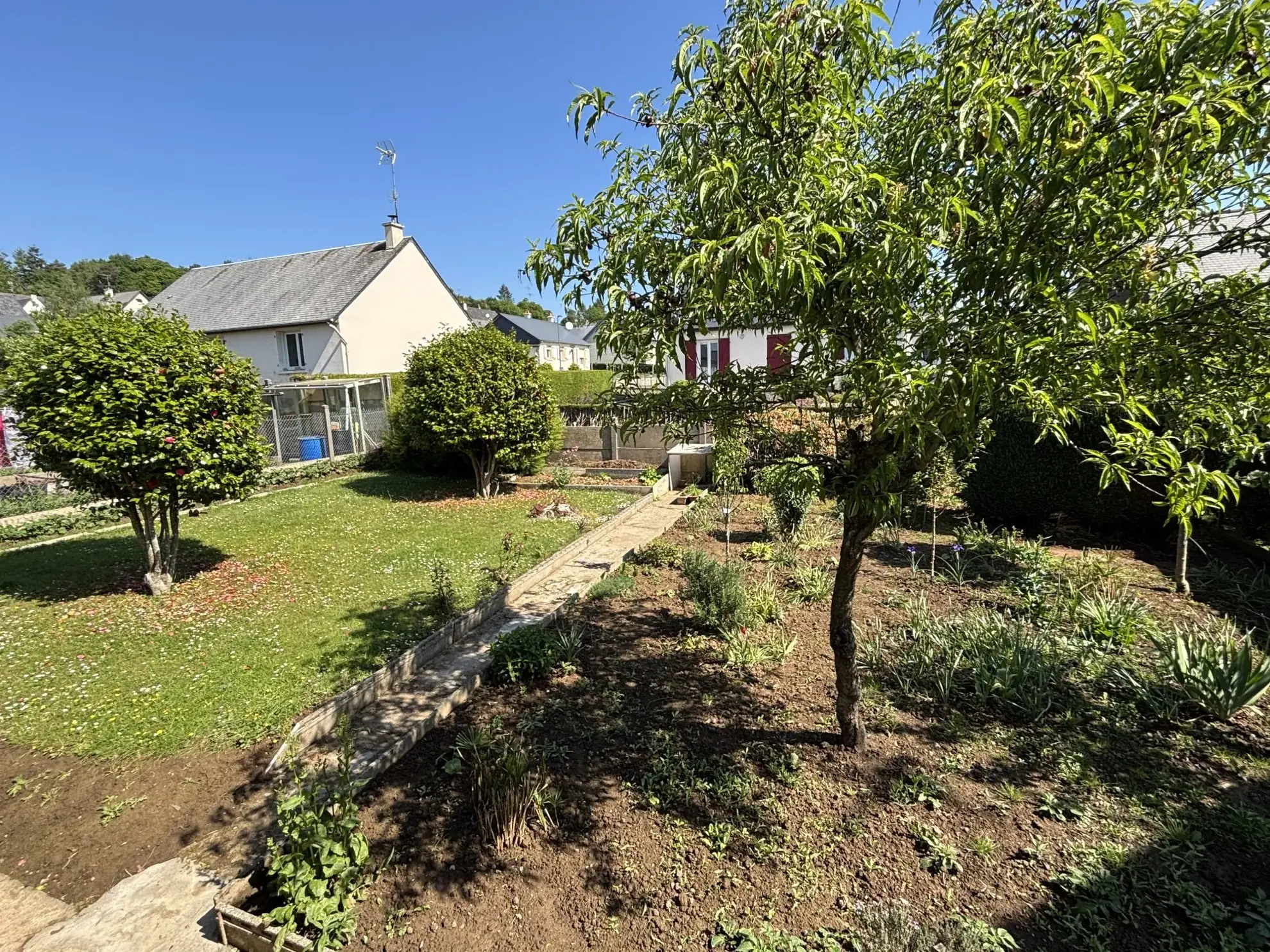 Maison rénovée de 73 m² à vendre à Lécousse, proche commodités 