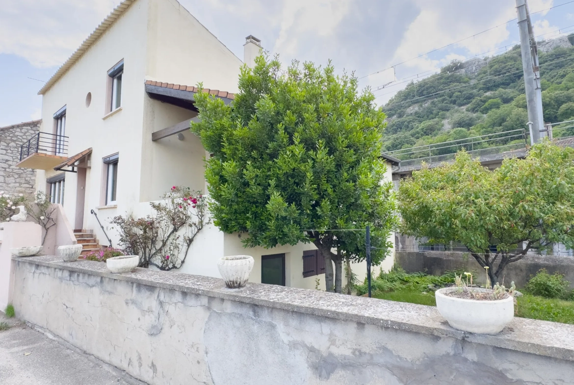 Maison de village à vendre avec 3 chambres, dépendances et jardin au Pouzin 