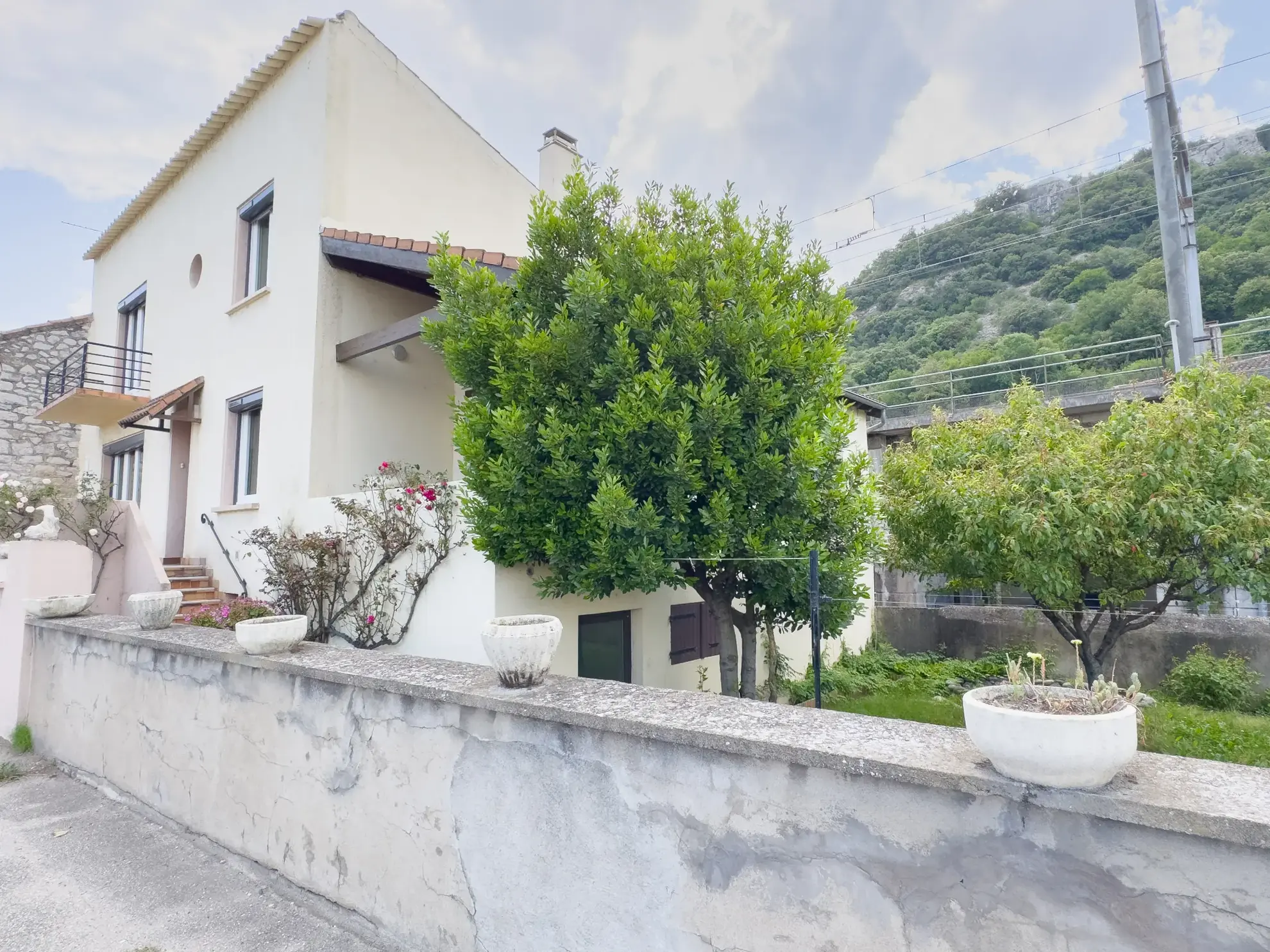 Maison de village à vendre avec 3 chambres, dépendances et jardin au Pouzin 