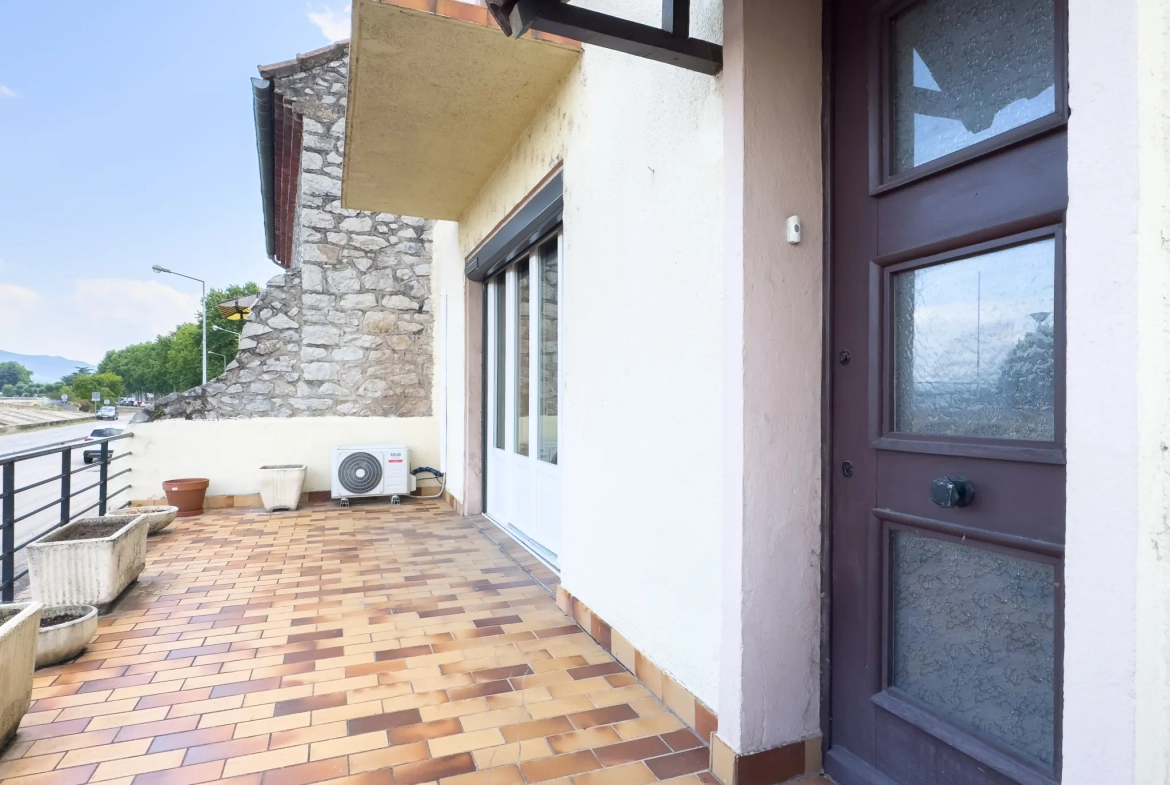 Maison de village à vendre avec 3 chambres, dépendances et jardin au Pouzin 