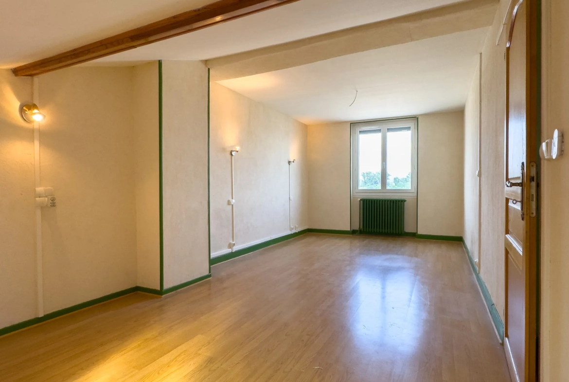 Maison de village à vendre avec 3 chambres, dépendances et jardin au Pouzin 