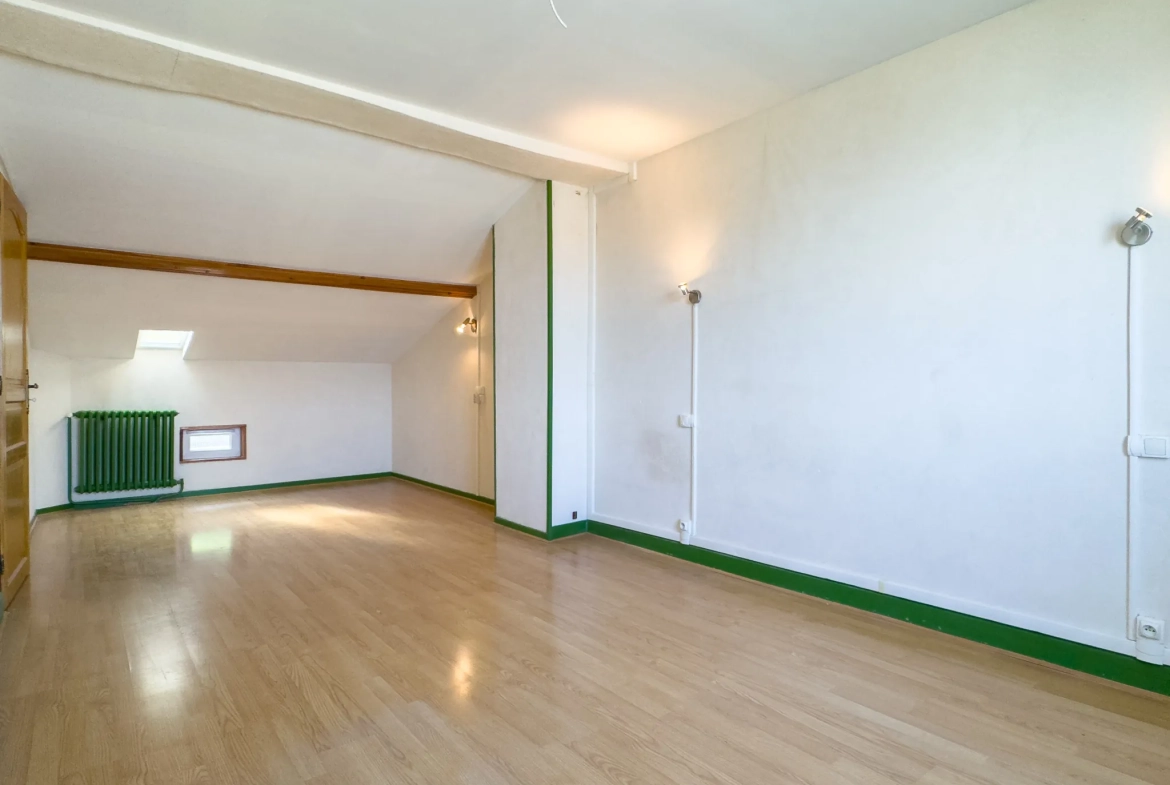 Maison de village à vendre avec 3 chambres, dépendances et jardin au Pouzin 