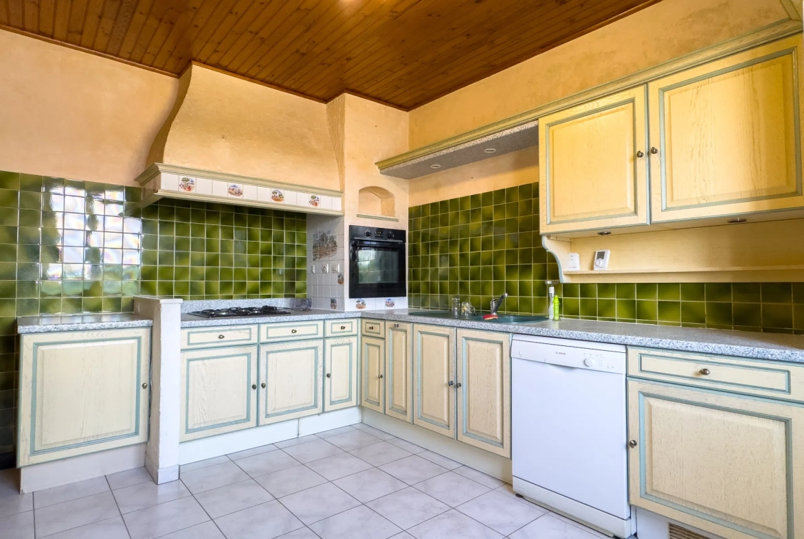 Maison de village à vendre avec 3 chambres, dépendances et jardin au Pouzin 