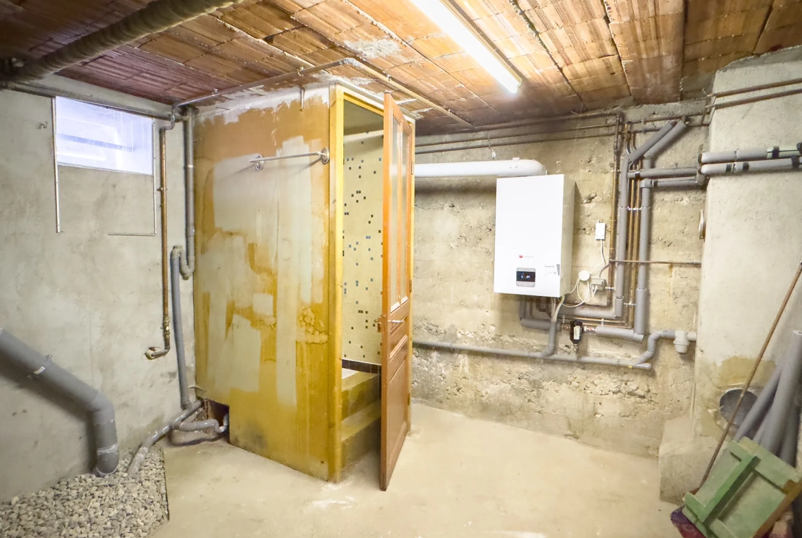 Maison de village à vendre avec 3 chambres, dépendances et jardin au Pouzin 