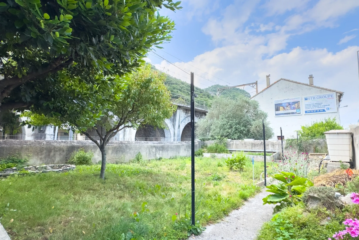 Maison de village à vendre avec 3 chambres, dépendances et jardin au Pouzin 