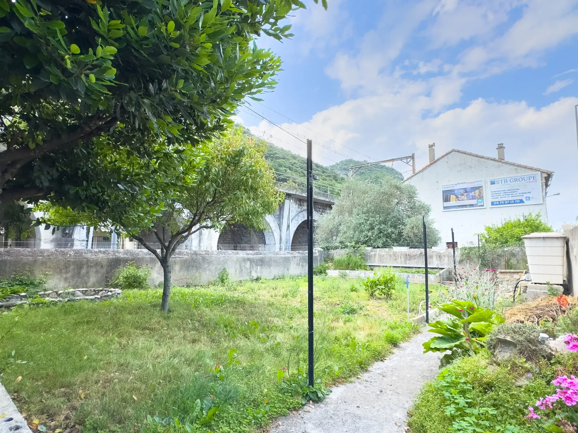 Maison de village à vendre avec 3 chambres, dépendances et jardin au Pouzin 