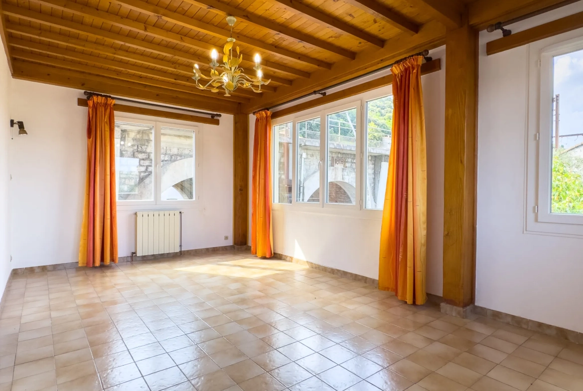 Maison de village à vendre avec 3 chambres, dépendances et jardin au Pouzin 