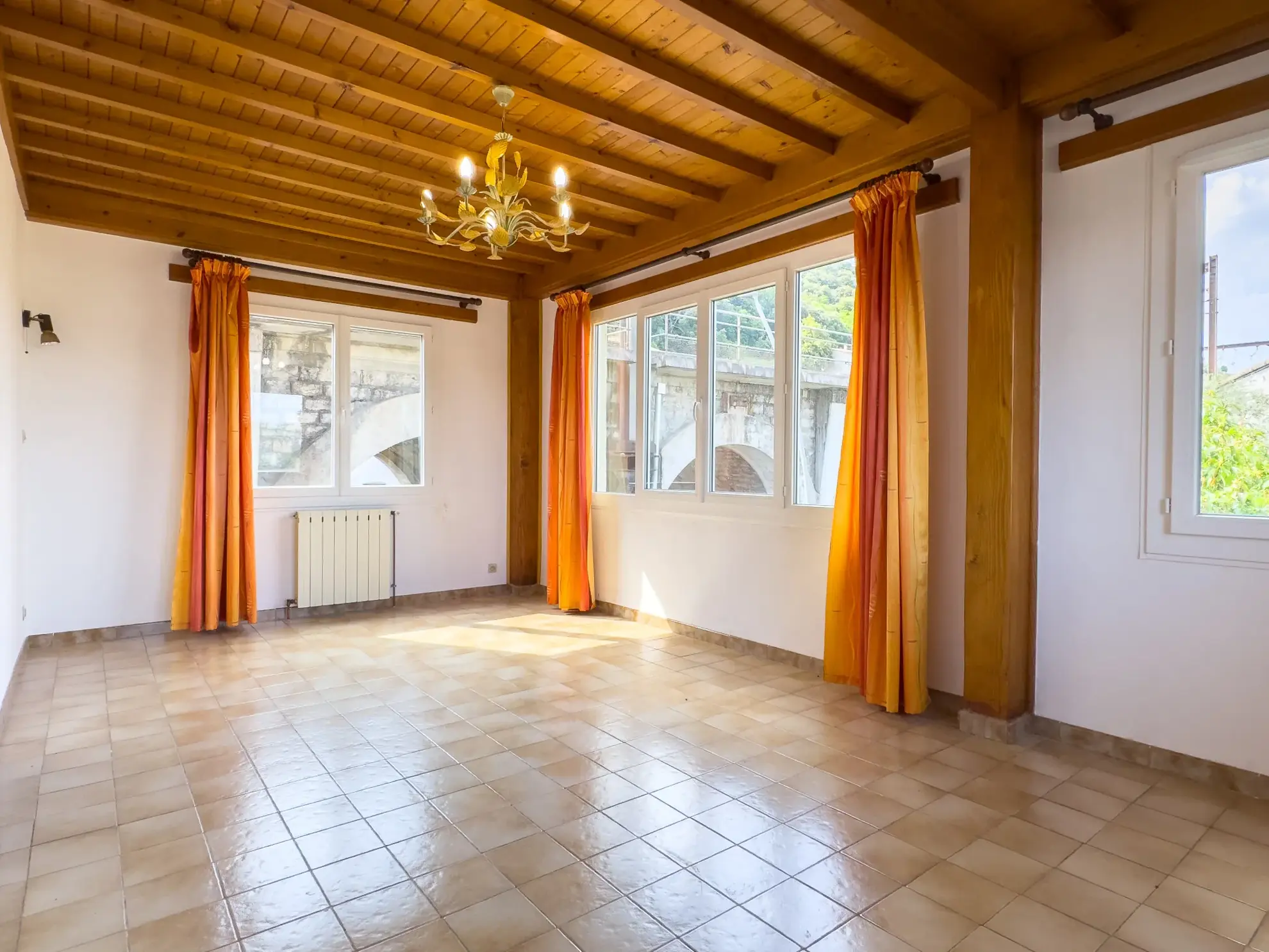 Maison de village à vendre avec 3 chambres, dépendances et jardin au Pouzin 