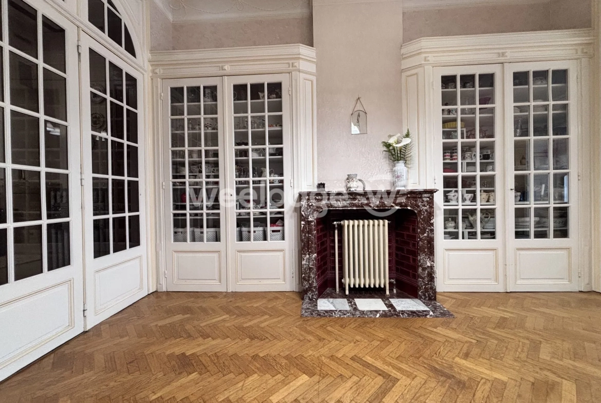 Maison de caractère avec local commercial et jardin à Feignies 