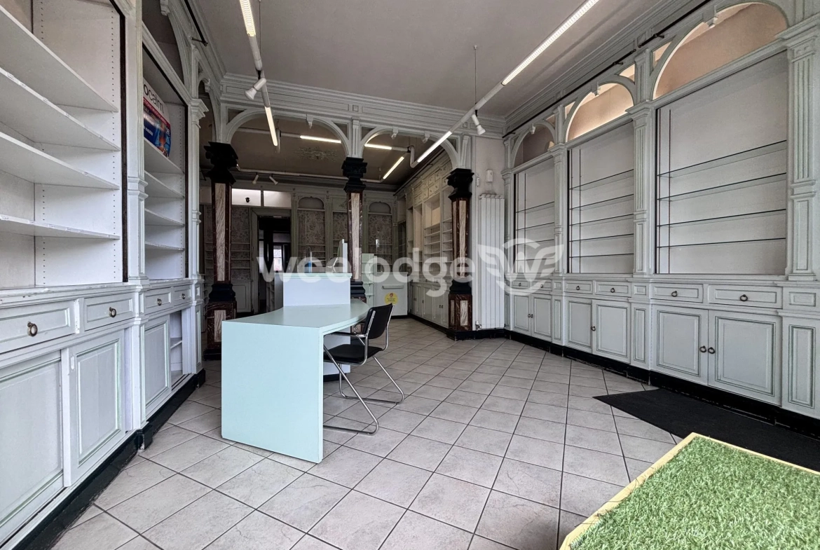 Maison de caractère avec local commercial et jardin à Feignies 