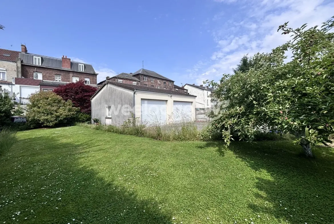 Maison de caractère avec local commercial et jardin à Feignies 