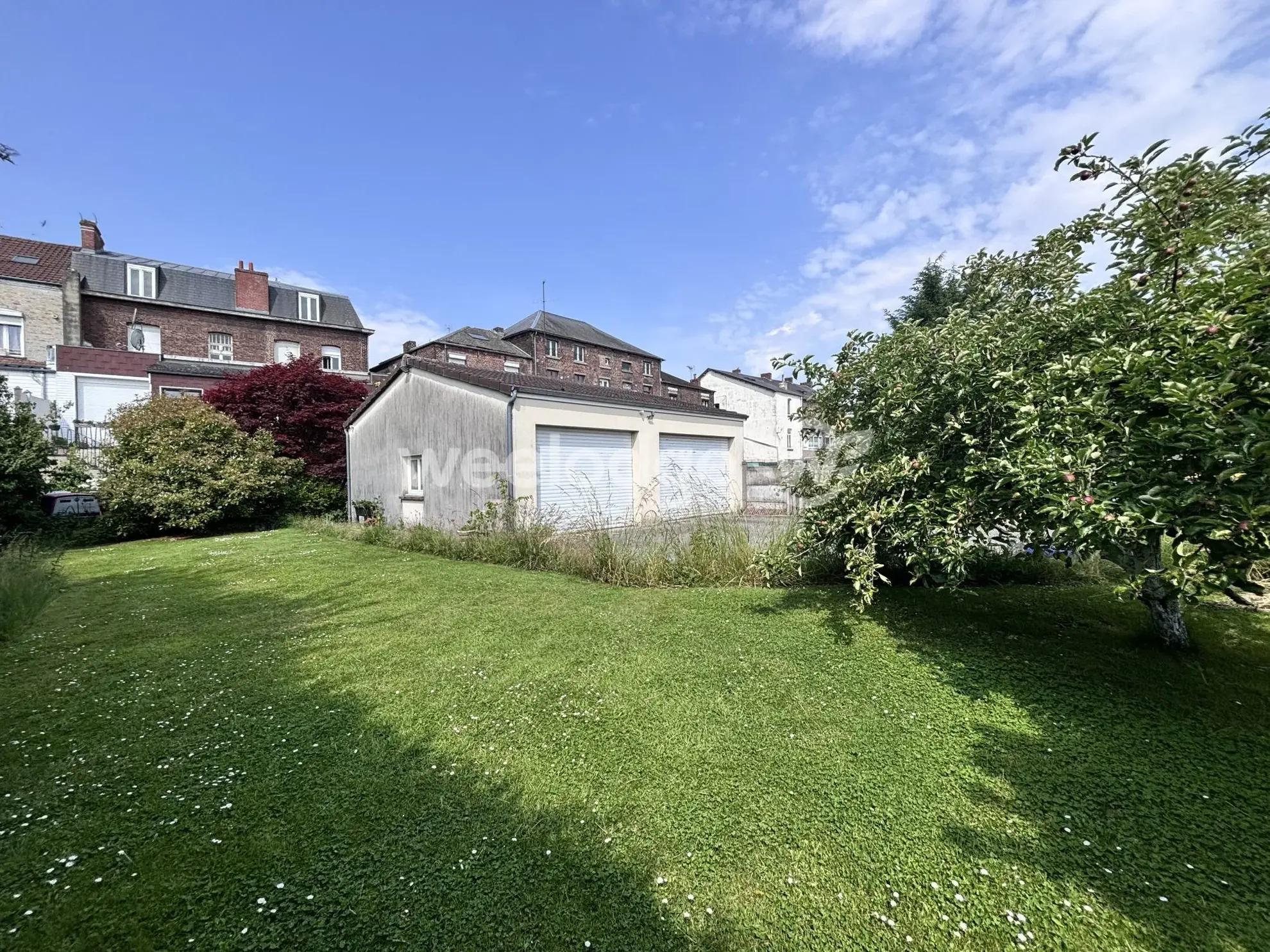 Maison de caractère avec local commercial et jardin à Feignies 