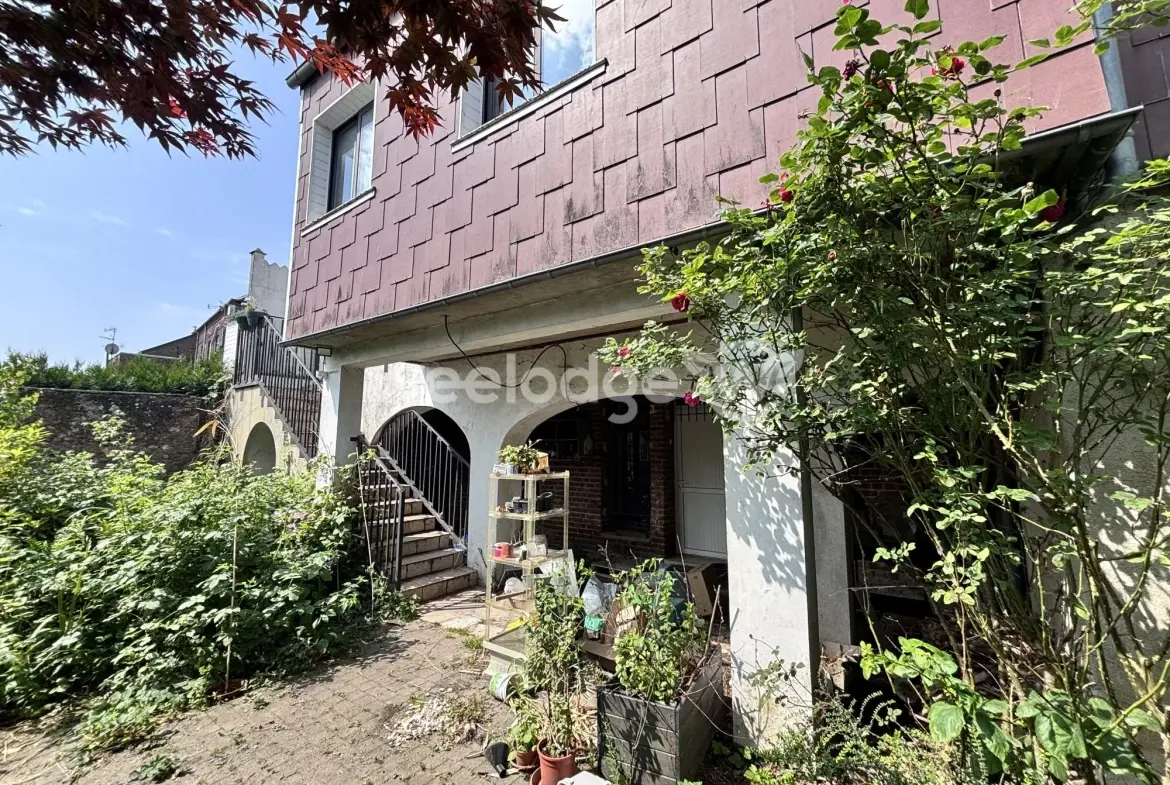 Maison de caractère avec local commercial et jardin à Feignies 