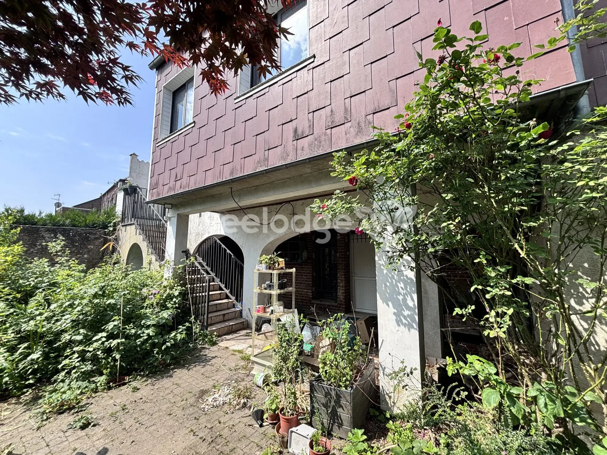 Maison de caractère avec local commercial et jardin à Feignies 