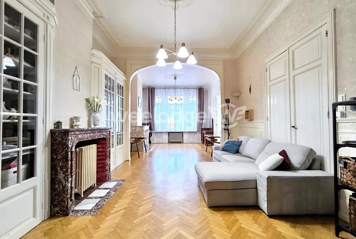 Maison de caractère avec local commercial et jardin à Feignies 