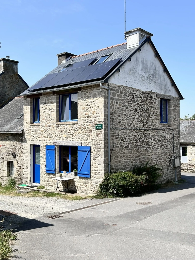 Charmante maison en pierre à Saint-Gilles-du-Méné (LE MENE) avec terrain boisé