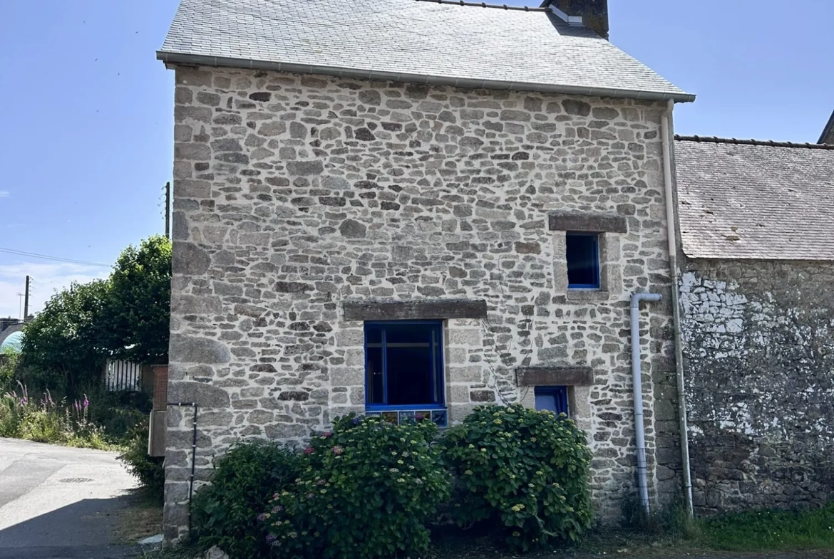 Charmante maison en pierre à Saint-Gilles-du-Méné (LE MENE) avec terrain boisé 