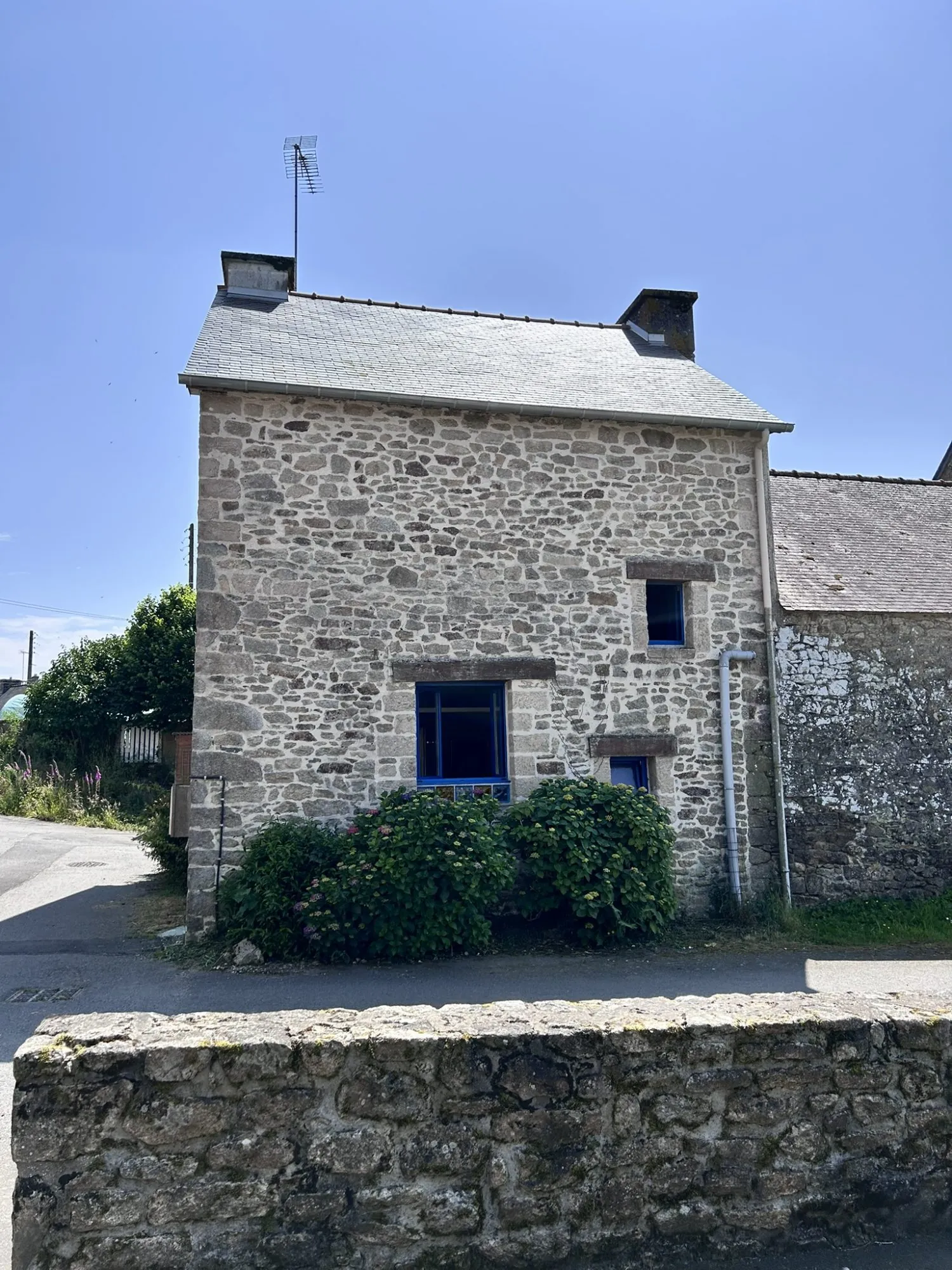 Charmante maison en pierre à Saint-Gilles-du-Méné (LE MENE) avec terrain boisé 