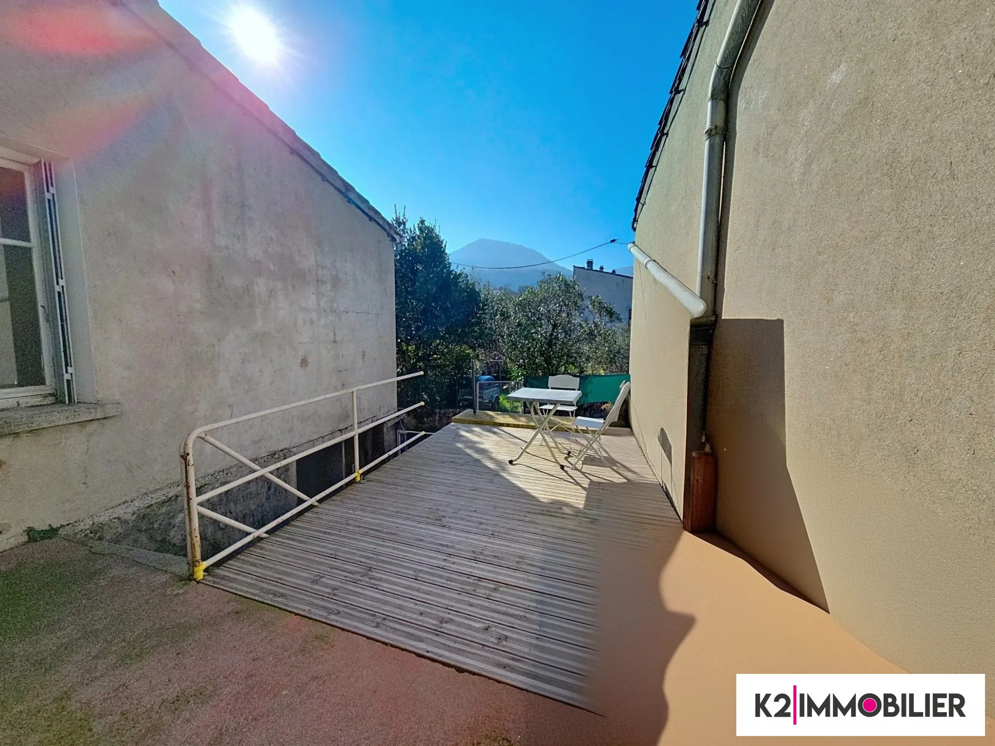 Maison mitoyenne de 97 m² avec terrasse, garage et jardin à Alissas 