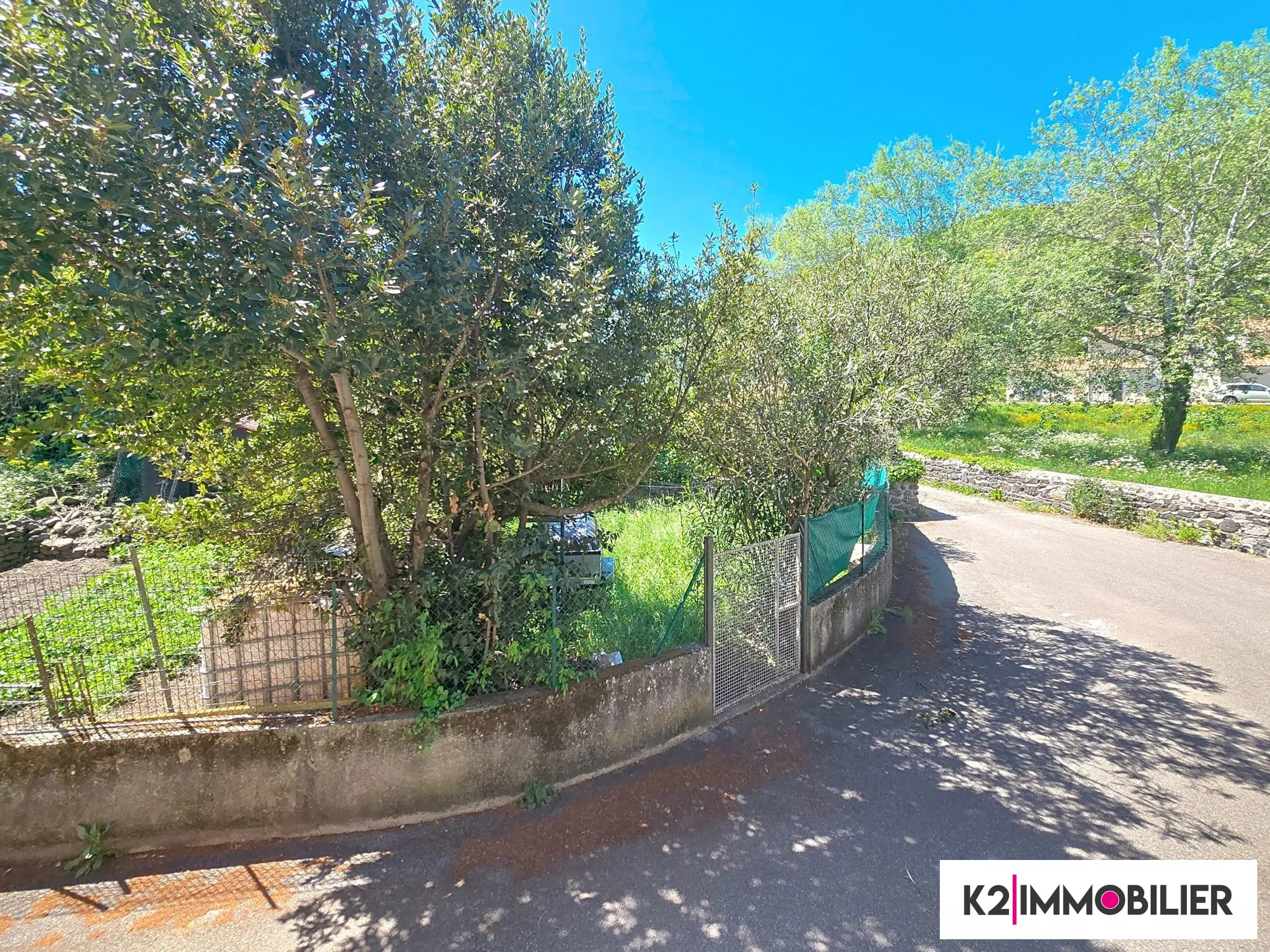 Maison mitoyenne de 97 m² avec terrasse, garage et jardin à Alissas 